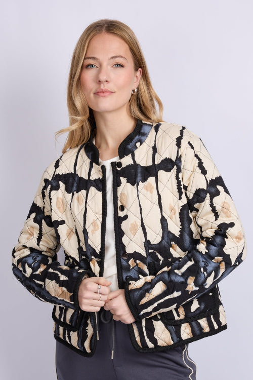 C_S-The-label-juna-jacket-sand-light-jeans-blue