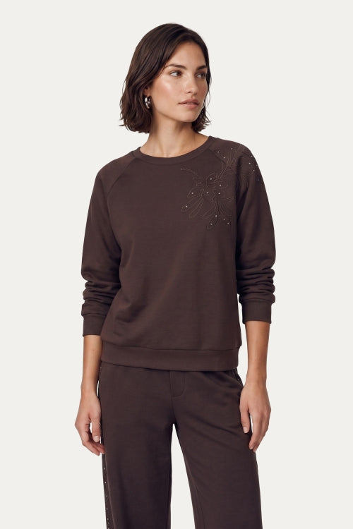 C_Sthelabel-sweater-willa-bruin