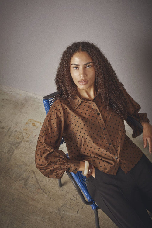 Love-and-divine-blouse-molly-bruin-zwart