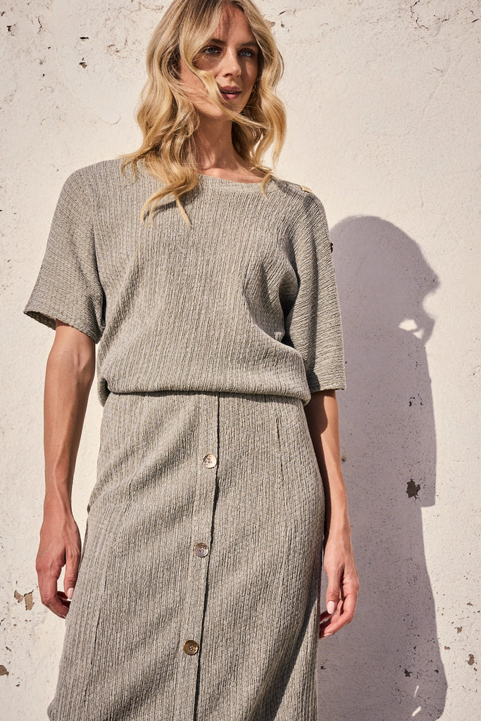 Tramontana-crinkled-top-button-detail